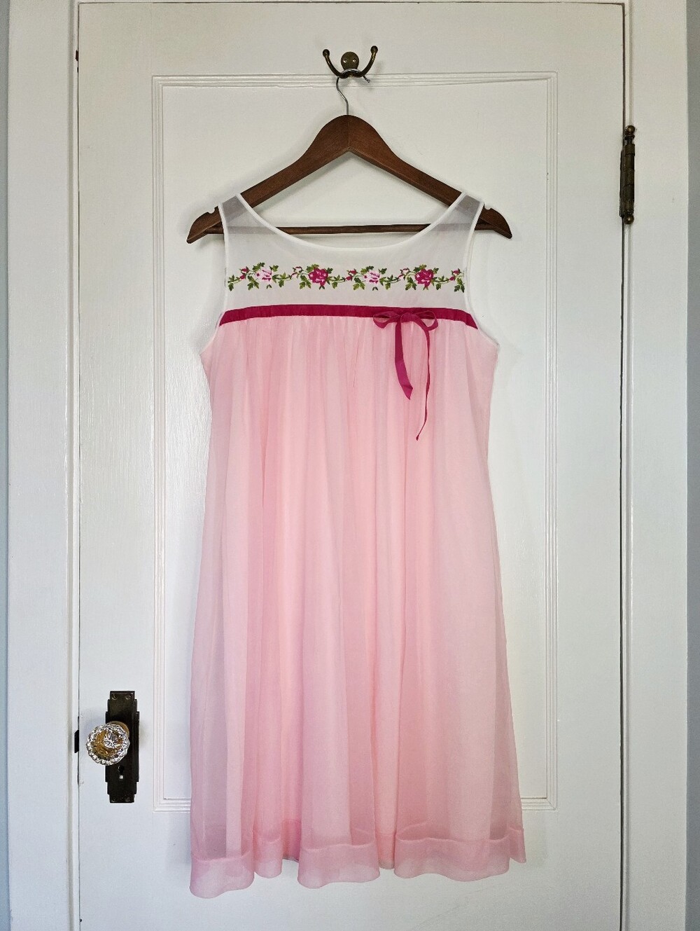 Eaton’s Vanity Fair Vintage 1960s-1970s Négilgée– Size M – Powder Pink